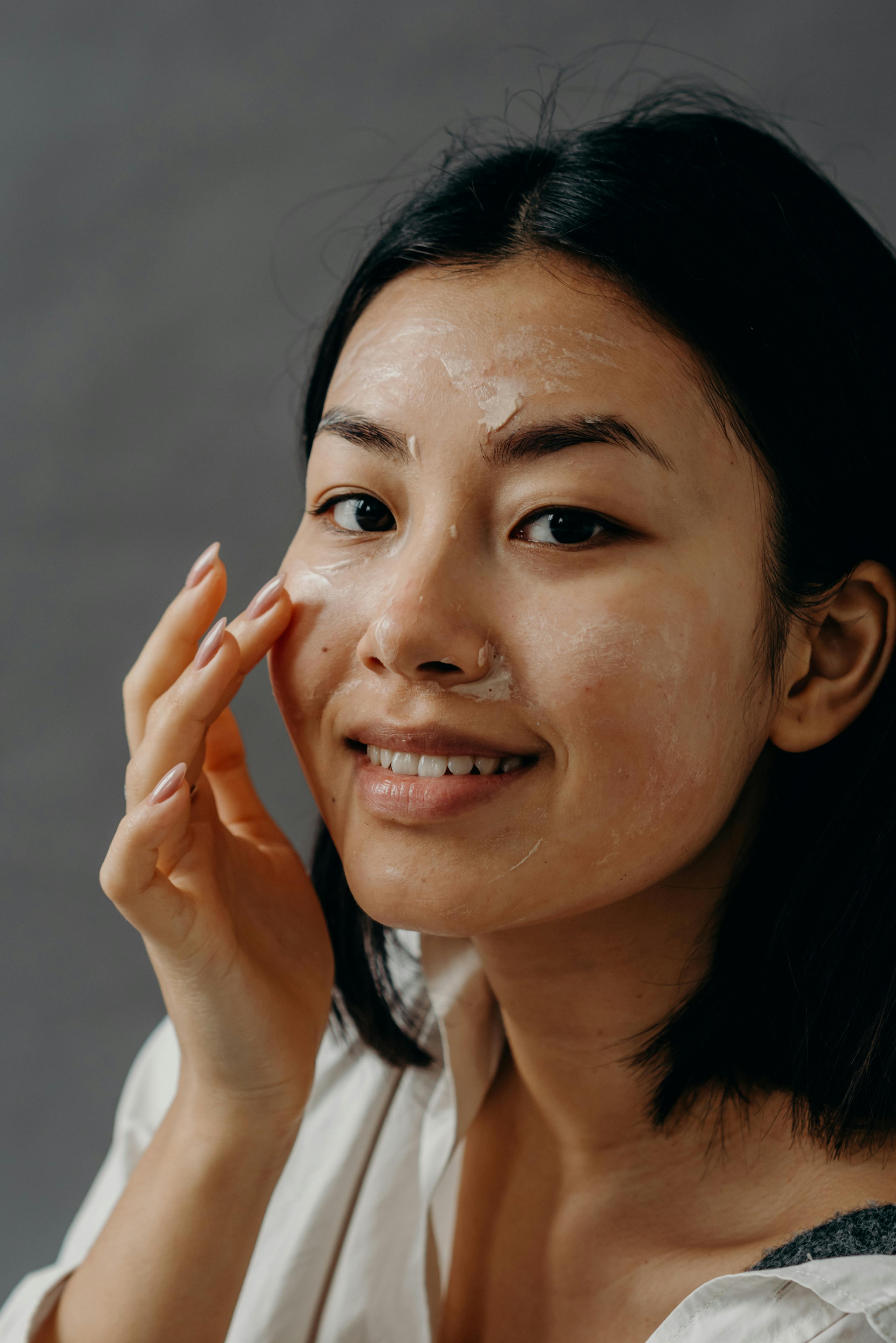 Femme qui s'applique de la skincare coréenne de chez Ariumi 